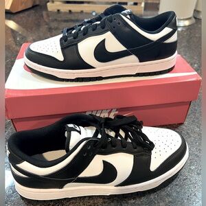 *NEW* NIKE DUNKS - Size W9 / M 7.5